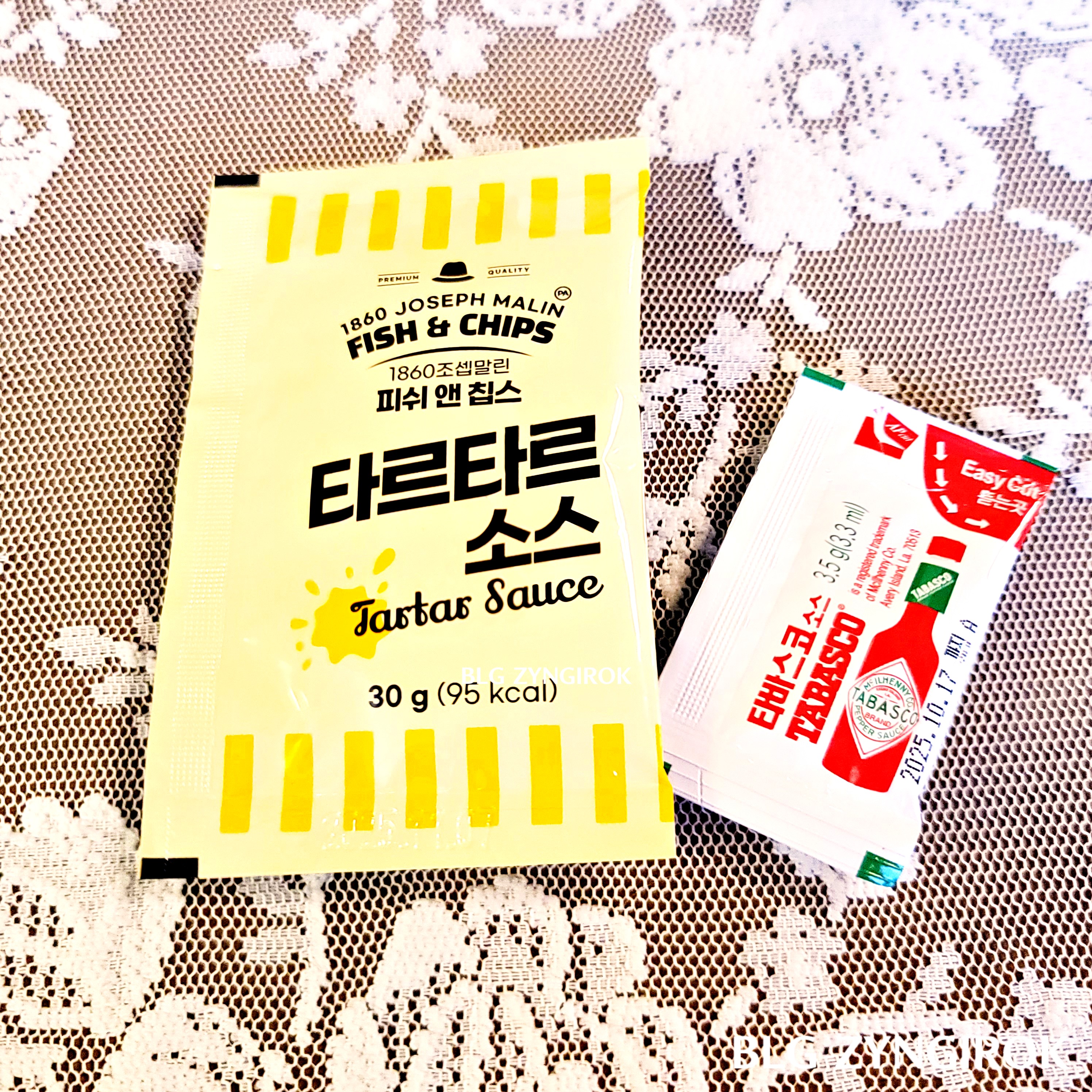 조셉말린 피쉬앤 칩스 구성품 - 타르타르 소스와 타바스코 핫소스가 테이블 위에 놓여있다.