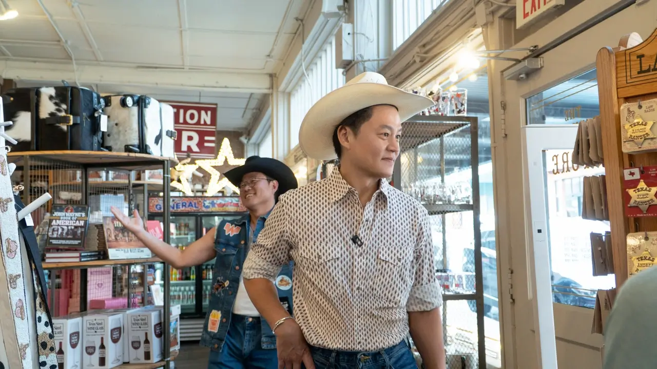 이서진의 달라달라 스틸컷 속 카우보이 모자를 쓰고 웃고 있는 나영석 PD와 이서진