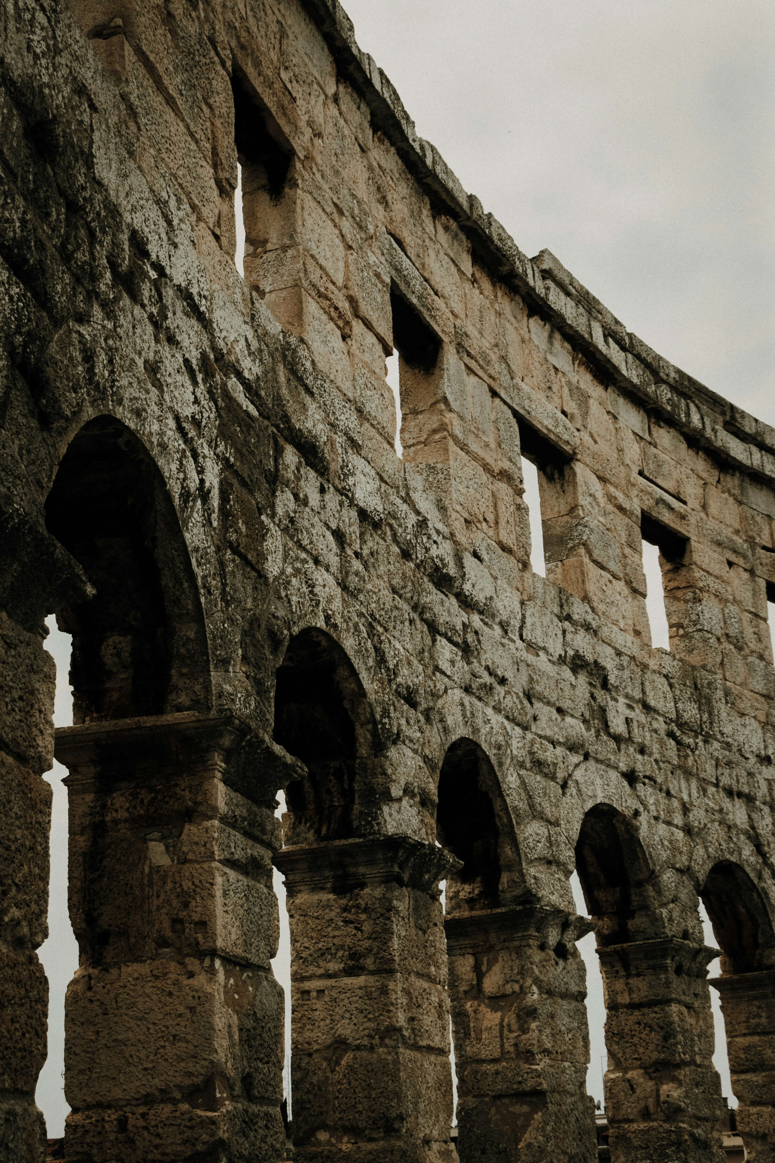 콜로세움을 내부에서 찍은 사진