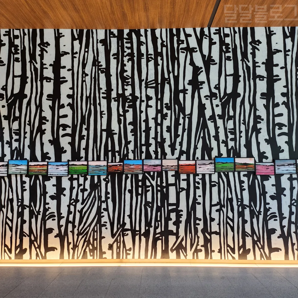 정선-파크로쉬-로비-내부-자작나무-그림