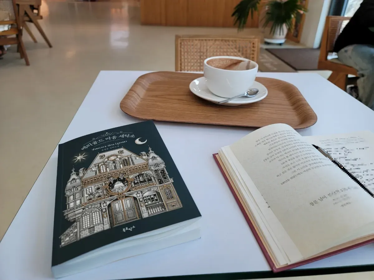 흰색-테이블-위-책-한권