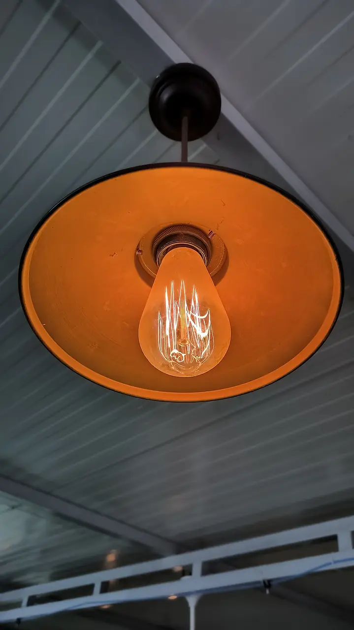 천장에-전등이-달려-있는-사진