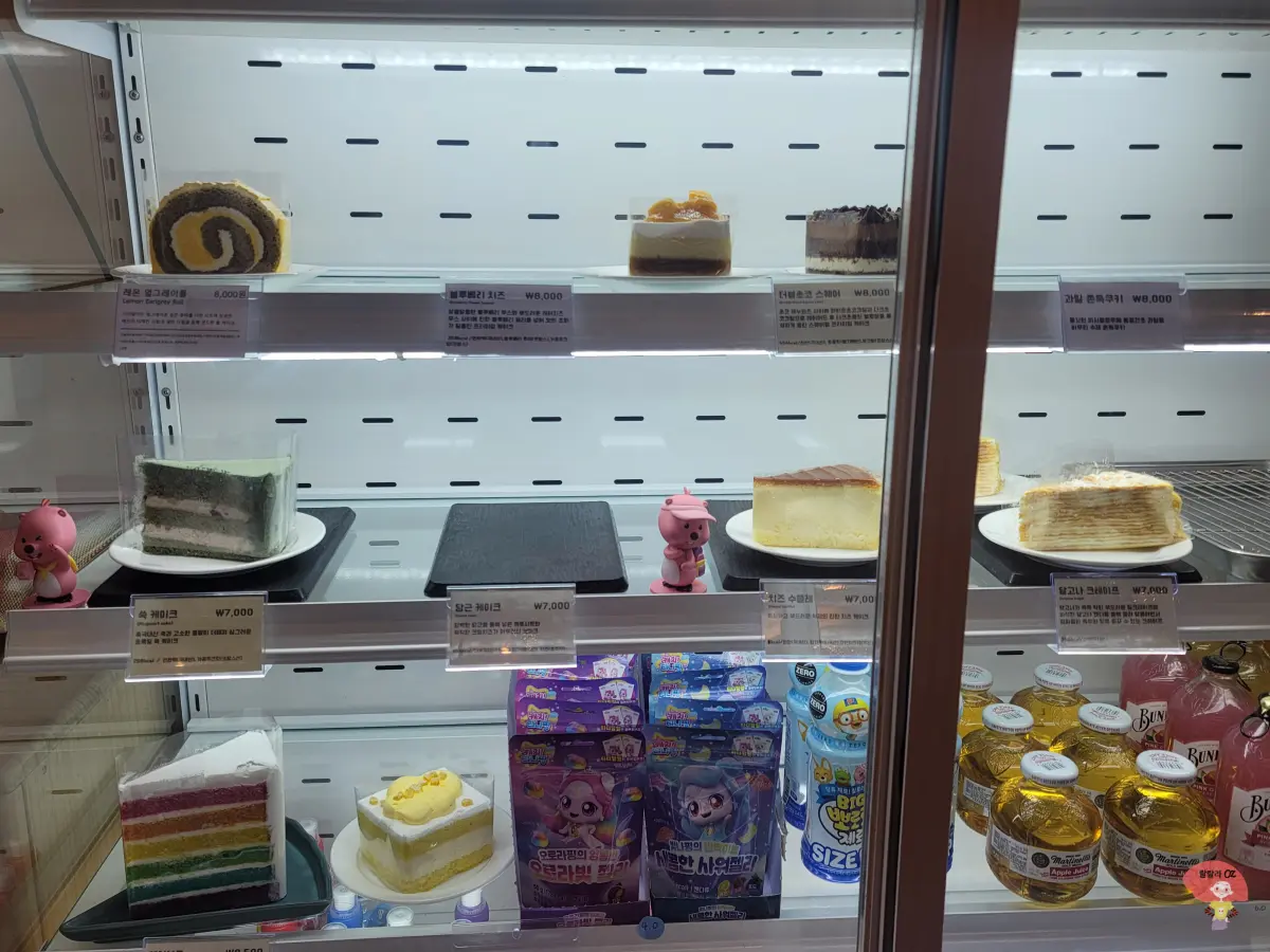 강원도-홍천-카페-테샤로바-냉장고-안-판매용-케이크-몇조각-듬성-듬성-빈어있는-접시와-병에-담긴-판매용-주스-사진