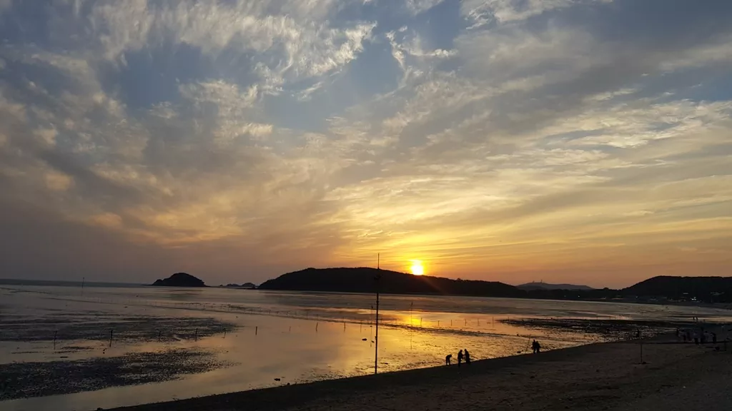 마시안 해변의 황홀한 일몰 풍경 사진.
