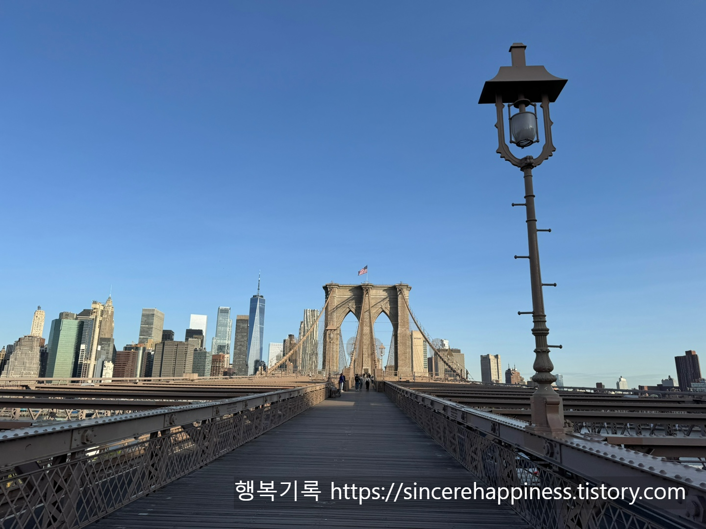 아침 햇살 비치는 브루클린 브릿지 도보 산책로 전경