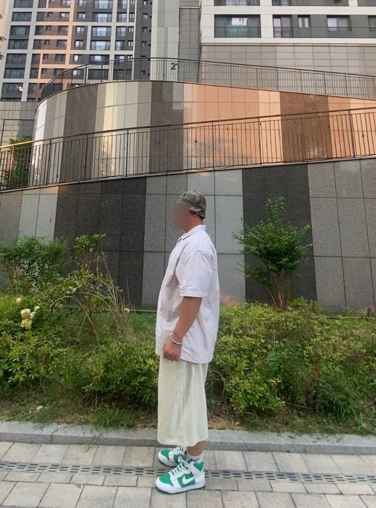 데일리룩('26. 7. 31.)엑스트라오디너리 카모 버킷햇 벙거지, 반스 케슬러 체커보드 우븐 반소매셔츠, 무신사스탠다드 버뮤다 데님팬츠, 나이키양말, 나이키 덩크하이 스타디움그린