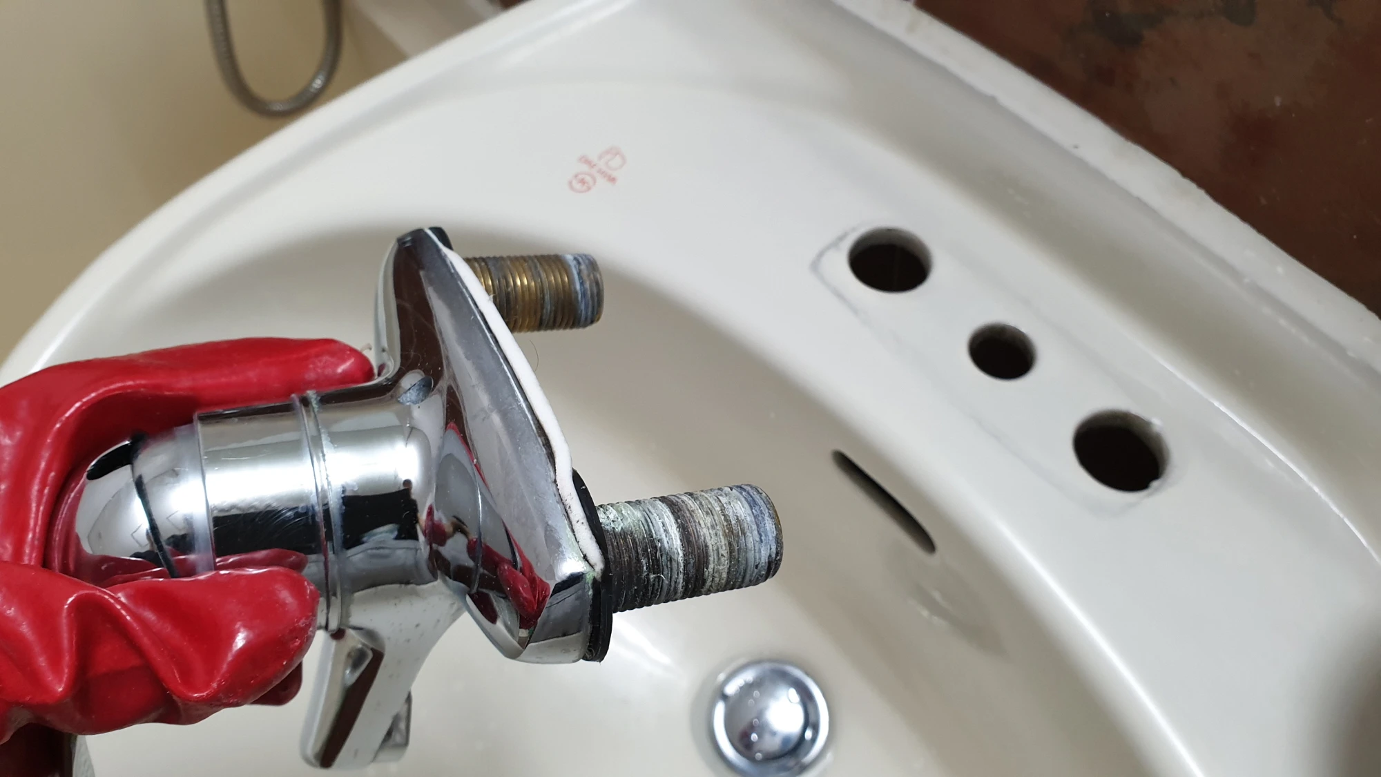 세면대 수전 분리 완료 모습