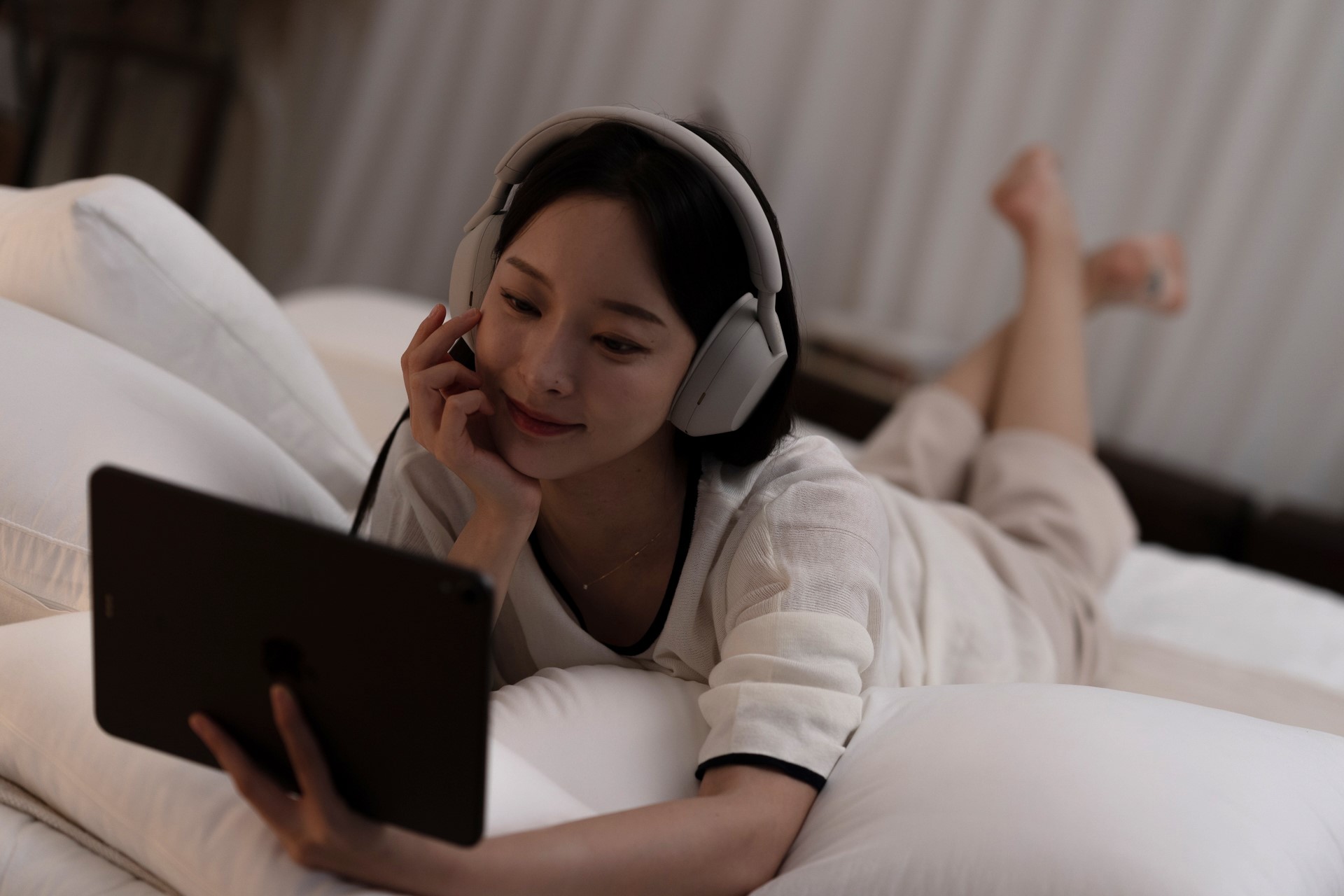 혼자만의 아늑한 크리스마스엔&#44; 무선 노이즈 캔슬링 헤드폰 WH-1000XM5
