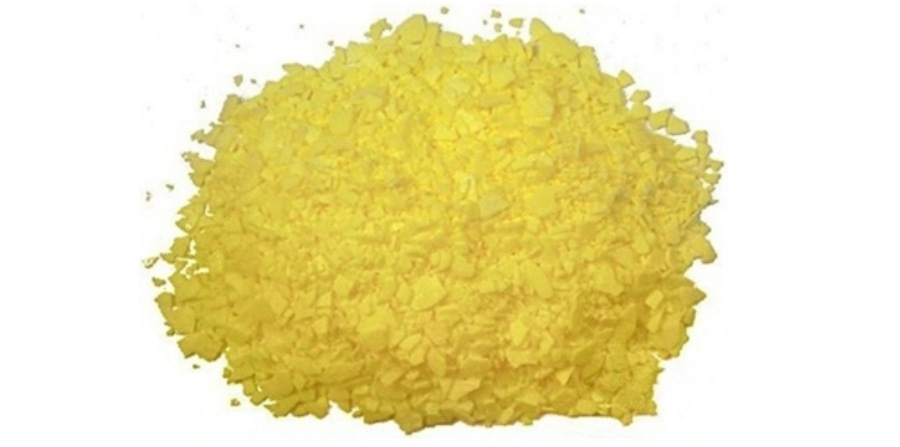 야생에서 채취를 한 유황을 깨끗하게 세척한 후에 잘게 가루를 낸 것을 하얀 바닥 위에 수북하게 놓아두고 찍은 사진