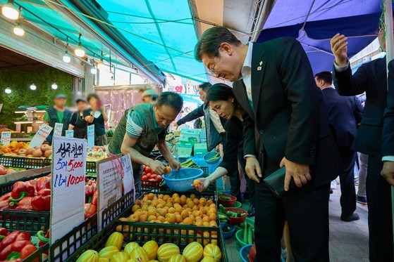 이재명 대통령이 시장에서 장을보고 있다.