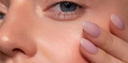 손으로 볼을잡고있는 여성사진