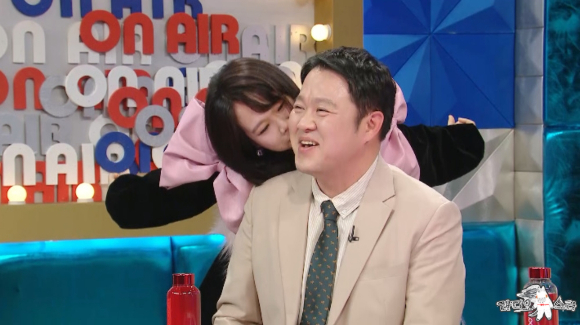 개그우먼 홍현희가 24일 밤 방송되는 MBC &#39;라디오스타&#39;에서 자신의 &#39;쌍둥이 임신&#39; 루머 해명과 함께 육아&#44; 방송 관련 거침없는 입담으로 웃음을 자아내고 있다. [사진=MBC &#39;라디오스타&#39;]