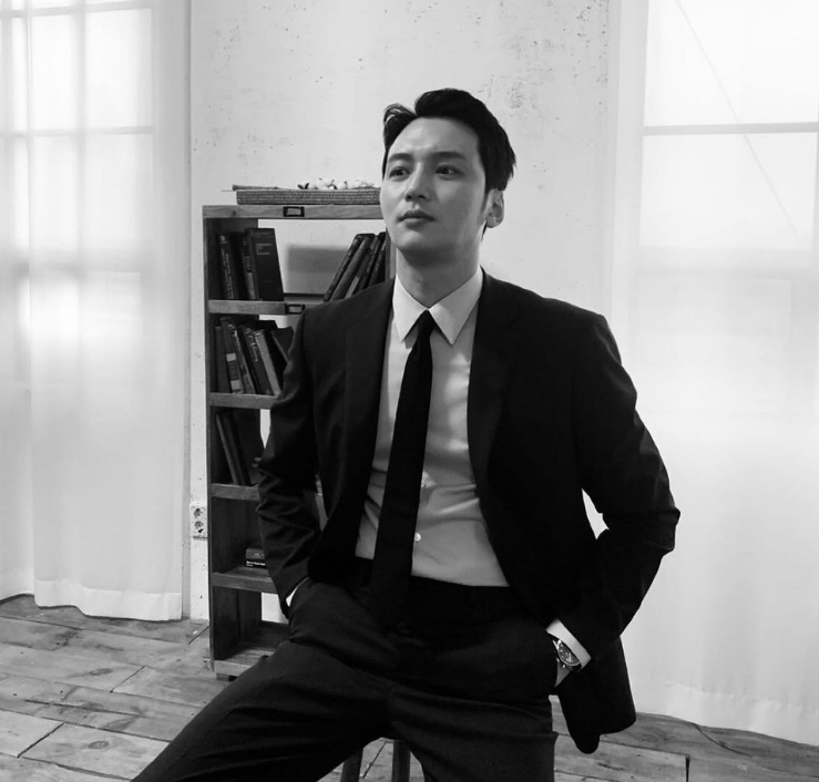 변요한 배우 프로필 드라마 영화 작품활동 열애 결혼 반려견 사진