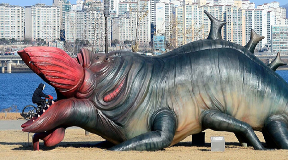 서울시가 영화 '괴물' 속의 괴물 조형물을 비롯해 흉물 취급받는 공공미술 작품을 철거하기로 했다. 사진은 마포대교와 원효대교 사이에 세워진 괴물 조형물. [사진=뉴시스]