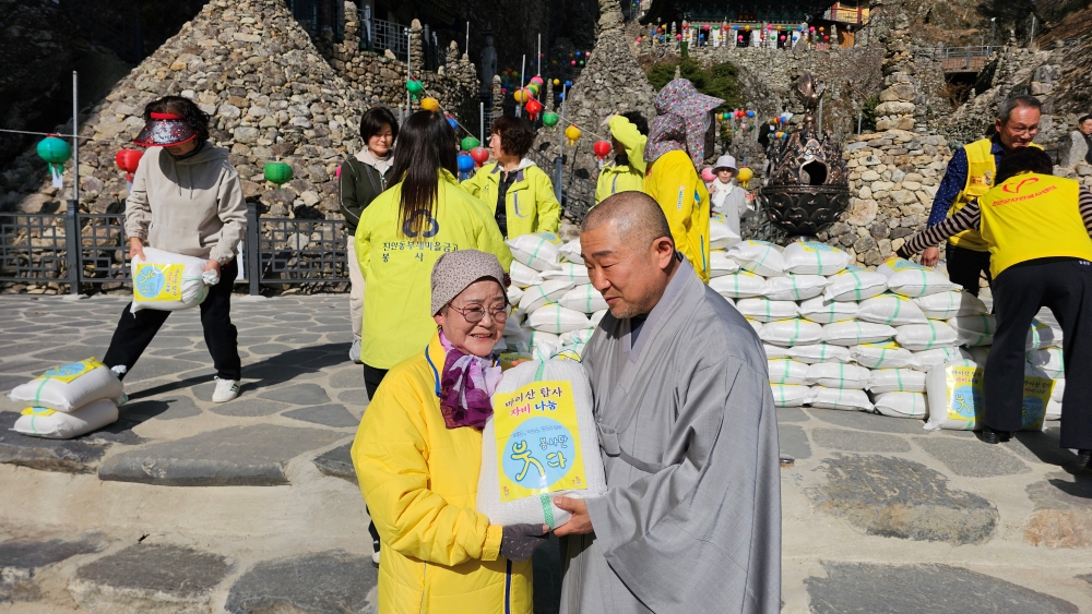 자비의 쌀을 직접 전달하고 있는 마이산 탑사 회주 진성스님