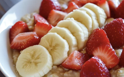 오트밀 + 바나나 + 견과류 (호두, 아몬드)