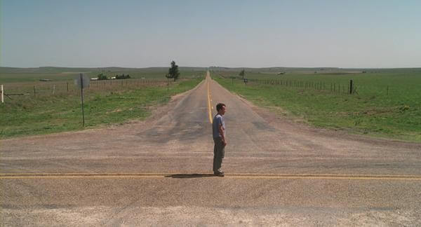 길을 잃어버린거처럼 서있는 주인공