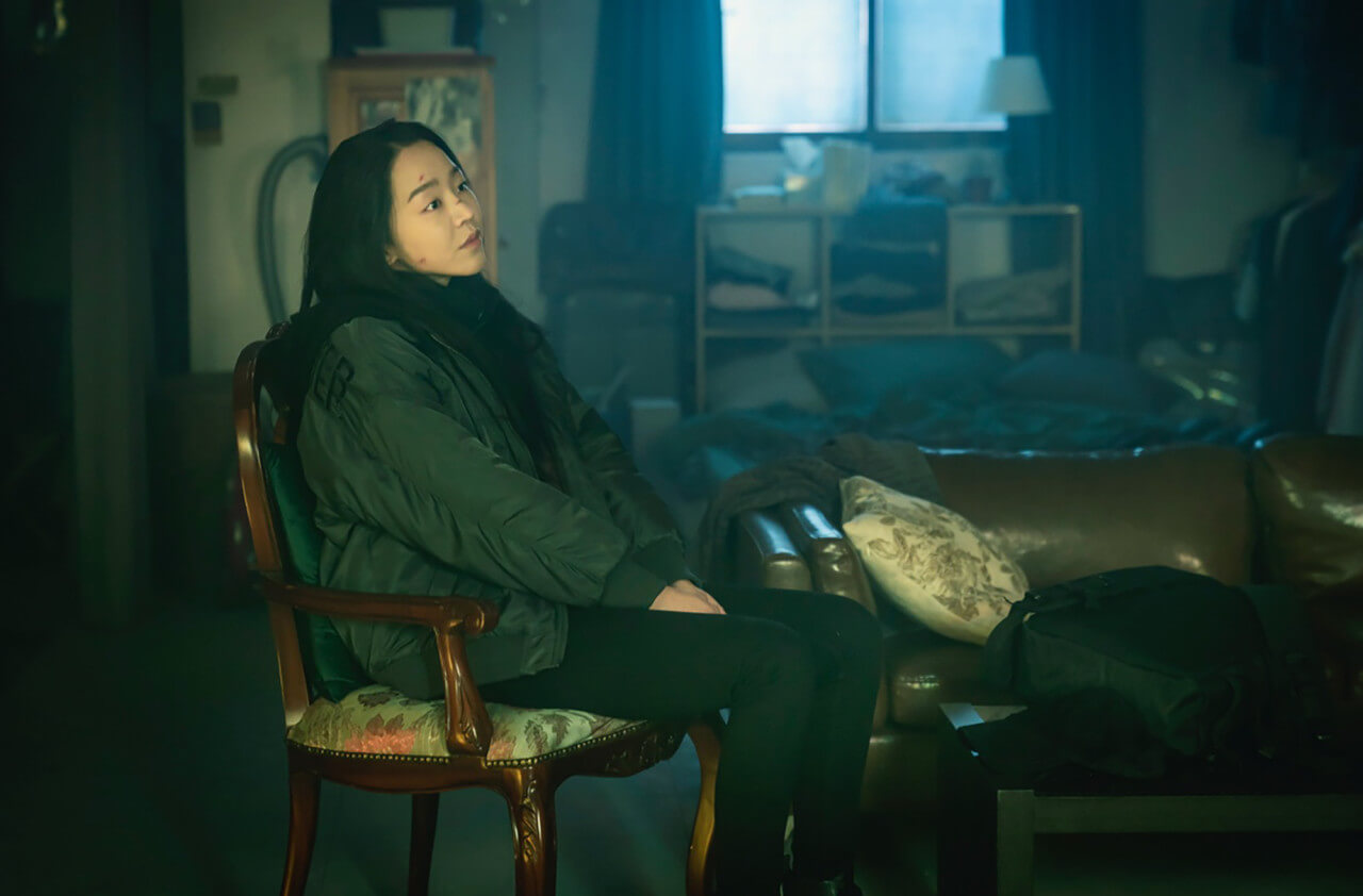 한소라가 상처 가득한 얼굴로 의자에 앉아 있는 모습