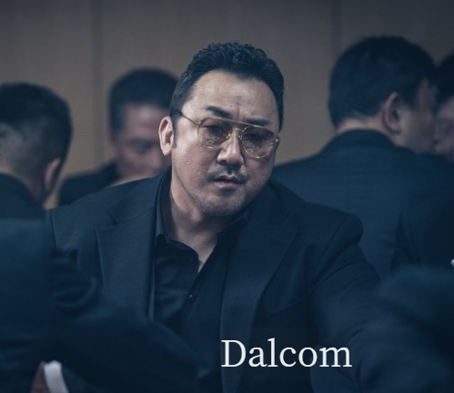 선글라스 끼고 인상쓰고 있는 마동석