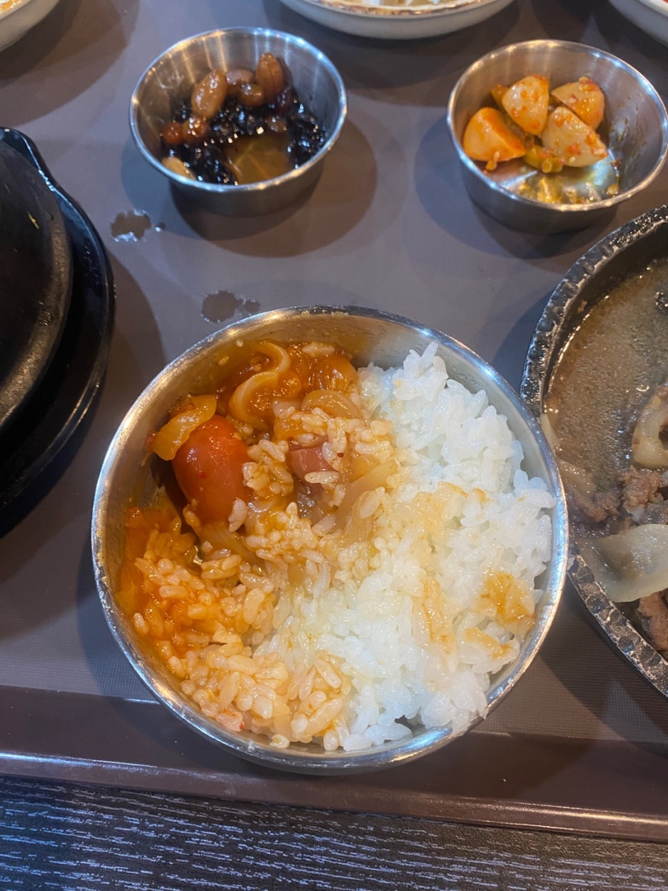 비엔나 소시지에 비벼진 공기밥