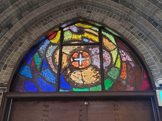 명동성당 스테인드글라스 사진입니다. 명동성당 가운데 출입문 위에 있는 유리화입니다. 이남규 루카 선생님 작품입니다.