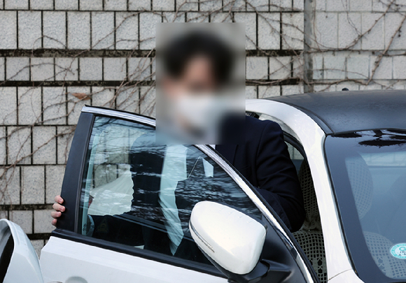 이예람 중사 사망 전 2차 가해 및 장 중사의 구속수사 필요성 검토를 방임하고 휴가 등을 이유로 조사 일정을 지연시키며 직무를 유기한 혐의를 받는 박모 군검사가 이날 선고 후 서울중앙지방법원을 나서는 모습. (공동취재) 2024.01.15. [사진=뉴시스]