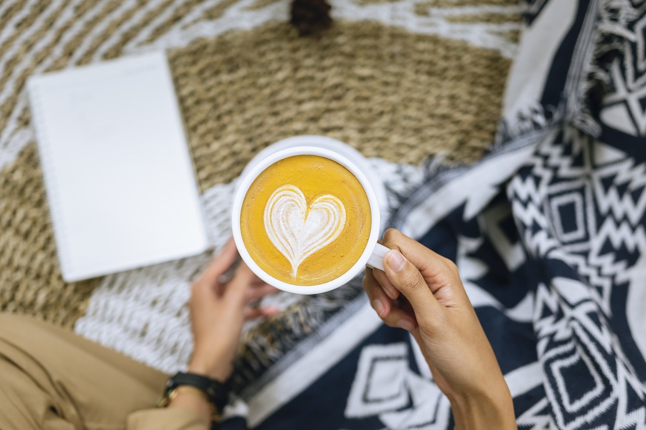 따뜻한 커피 한 잔., A warm cup of coffee.