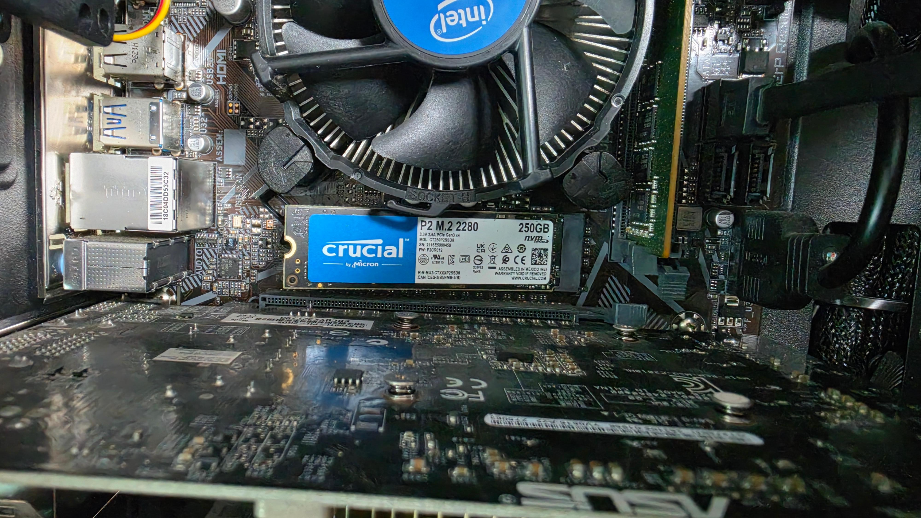 버려지는PC 메인보드에서 탈착중인 모습