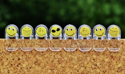 억지 웃음도 뇌를 속일 수 있을까? 당신의 전두엽을 재부팅하는 '웃음의 신경학'