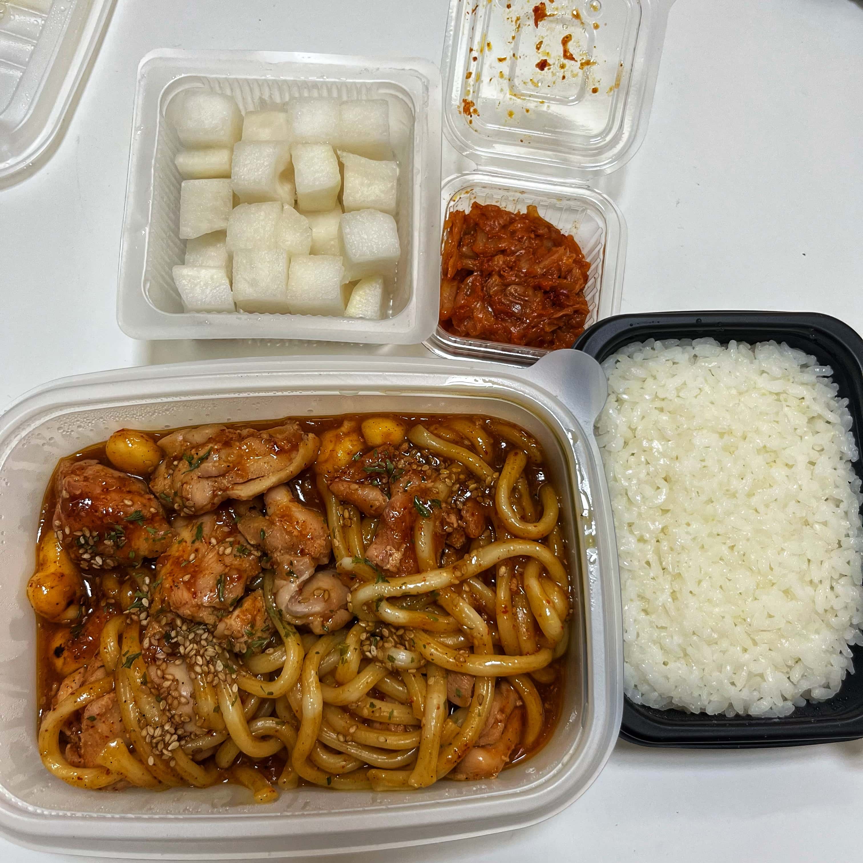 이것은 제가 시킨 1인 숯불치밥세트의 구성을 찍은 사진입니다.