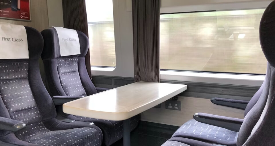 마주보는 기차 좌석