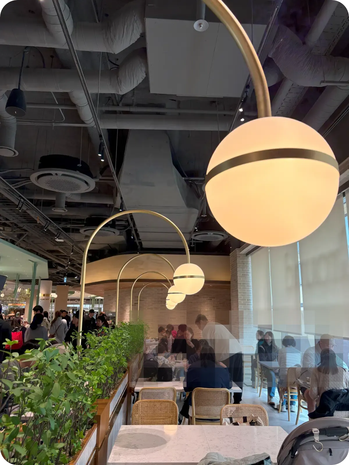 조명이 예쁜 식탁 테이블