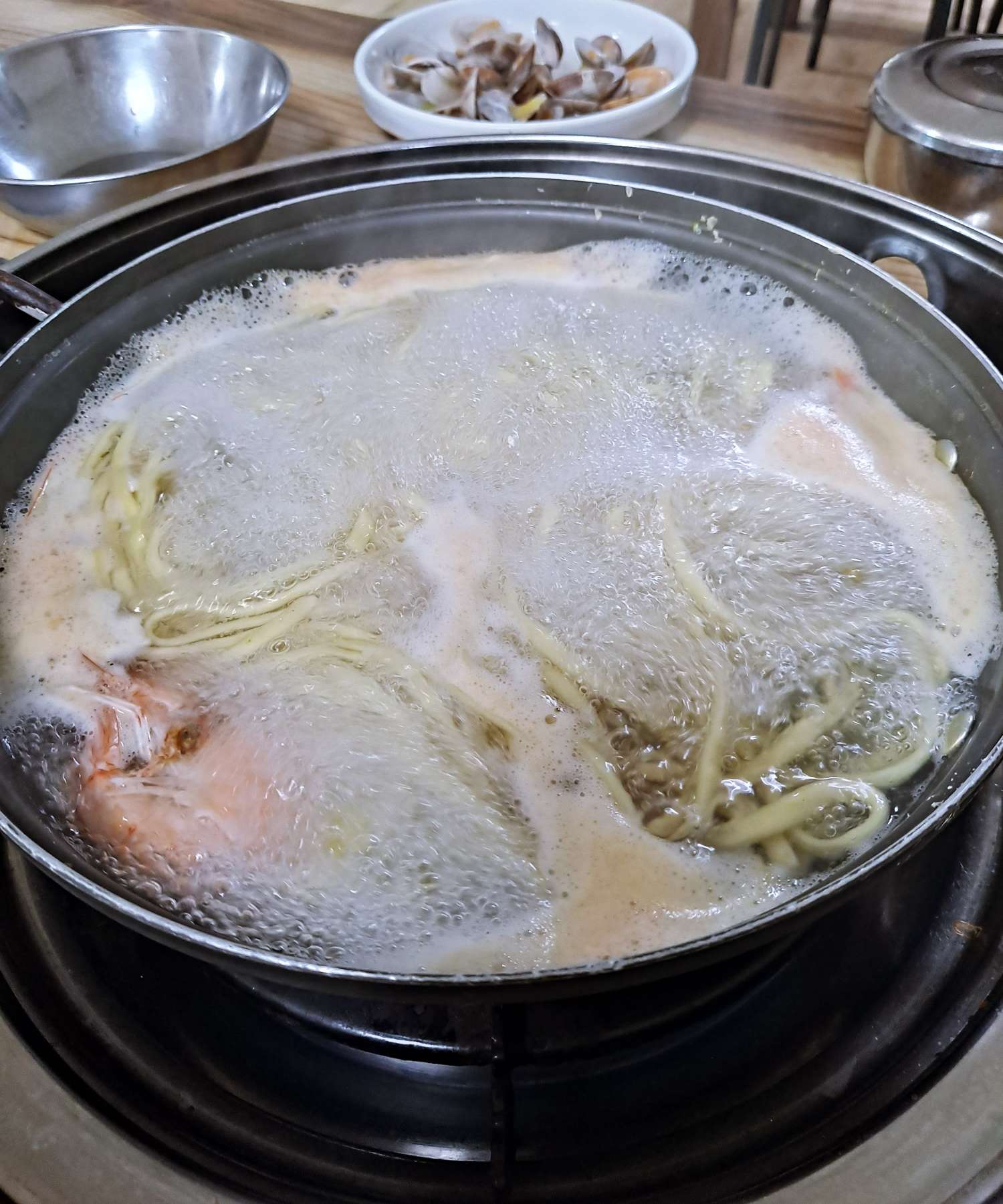 바지락칼국수가 팔팔 끓다