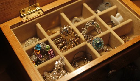 예물함에-보석이-가득한-꿈