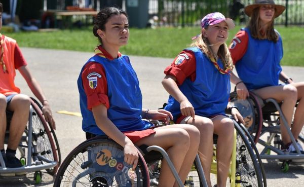 스포츠 활동에 참여하는 휠체어 탄 장애 청소년들