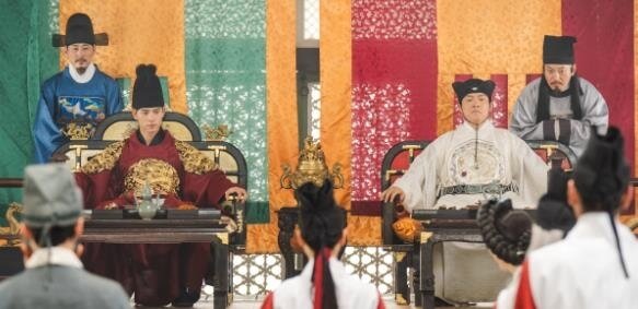 '왕과 사신이 나란히?’…’폭군의 셰프’ 역사 왜곡 논란