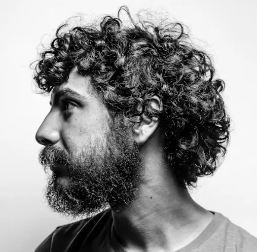 머리가 풍성해서 파마까지 한 남자