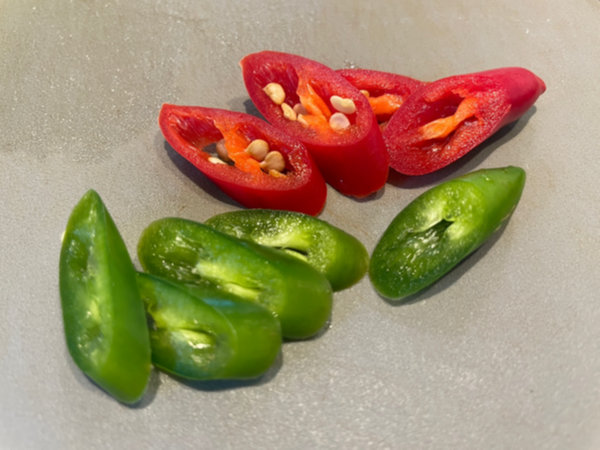 비빔국수 황금레시피 - 청양고추와 홍고추도 슬라이스, 비주얼 토핑용