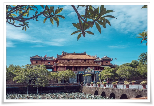 푸른 하늘과 울창한 숲, 그 사이로 보이는 웅장하면서 우아한 건물들이 한데 어우러져 이국적이면서도 평화로운 분위기를 느낄수 있습니다.