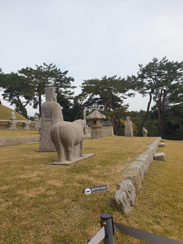 세종대왕릉으 왼쪽 끝에 보이고 중앙에는 다양한 석물이 보인다.
