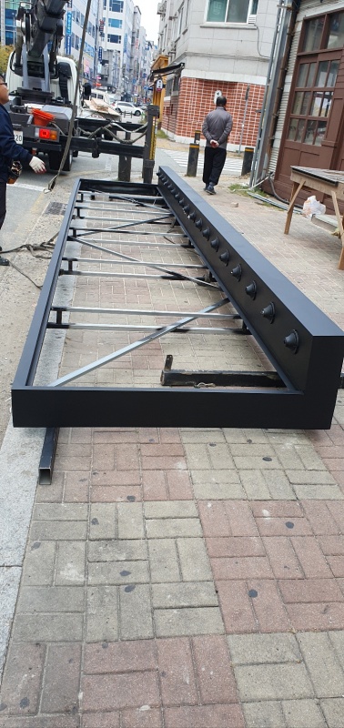 틀제작 및 전구 소켓고정