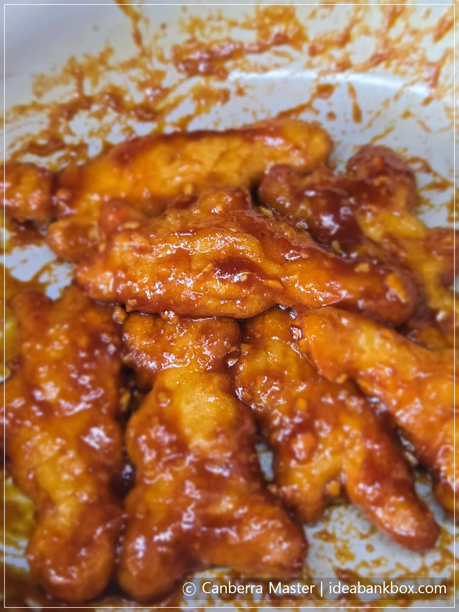 소스에 치킨너겟 버무리기