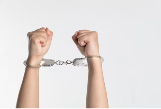 형의-시효가-아직-끝나서-수갑을-차다