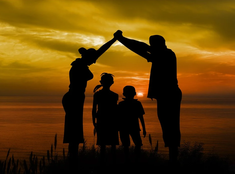 석양 아이둘과 부모의 그림자 사진