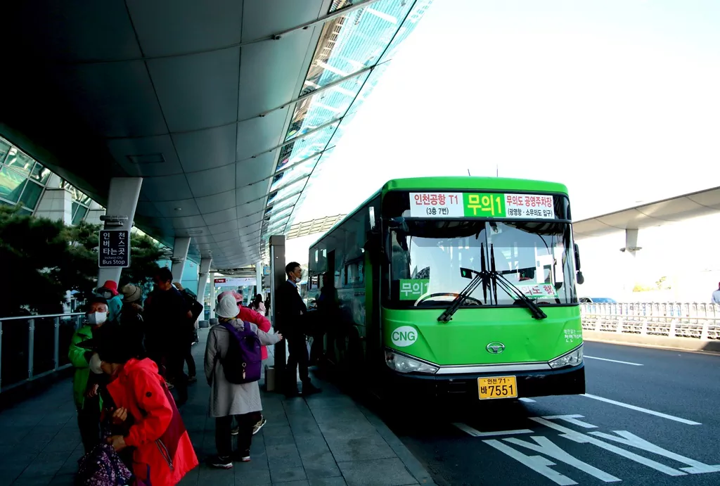 인천공항 T1 7번 게이트 앞에서 탑승을 기다리는 무의 1번 버스.