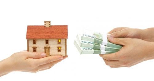 모형주택과 지폐다발을 서로 건네고 있음