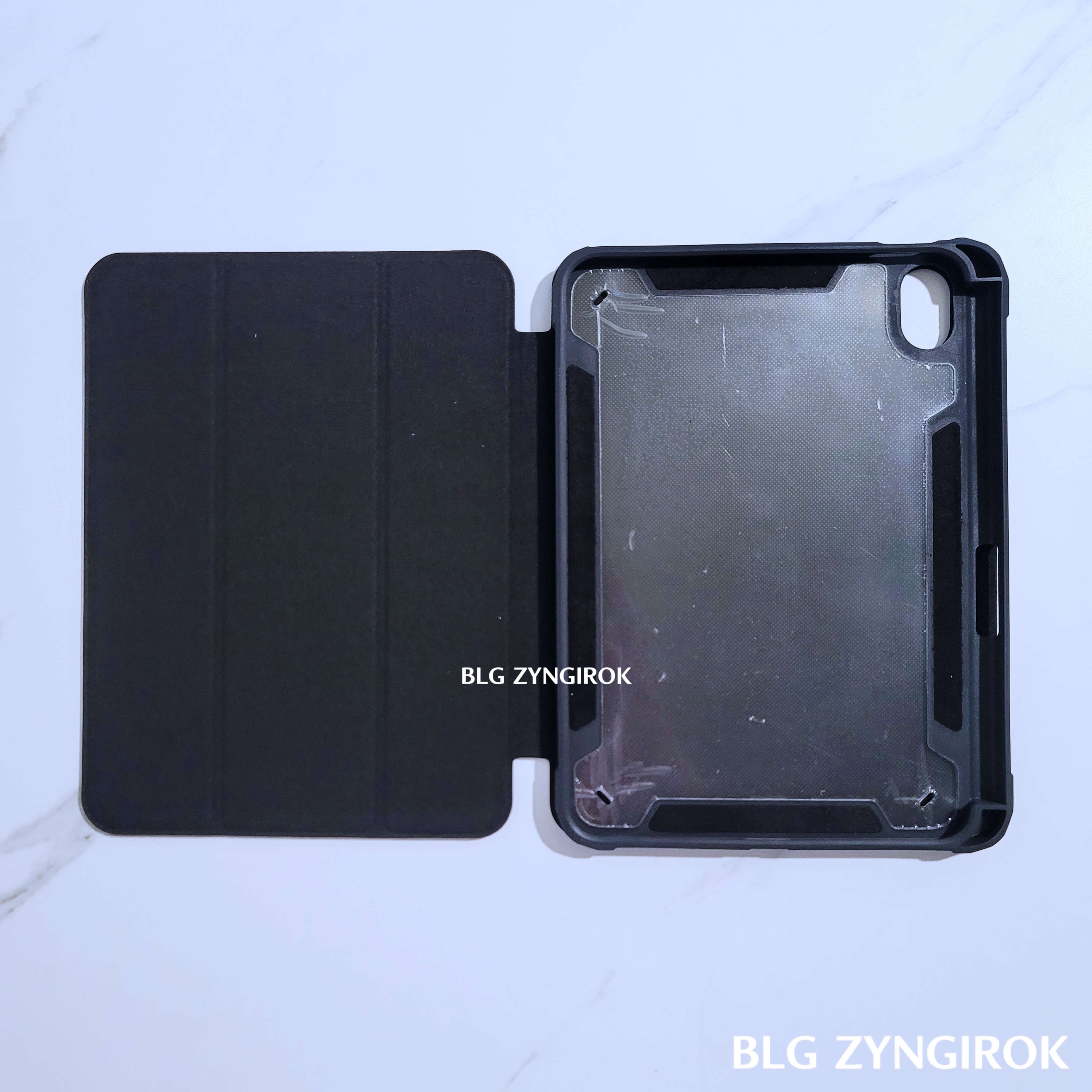 VISBYH 아이패드 미니6 폴리오 케이스에 기본 케이스가 장착된 모습이다.