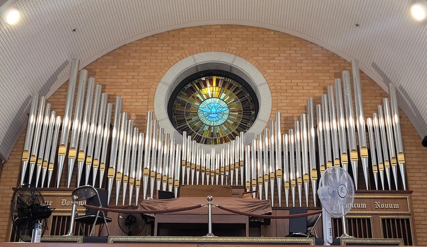 성가대석에는 파이프 오르간이 있고 성령을 상징하는 비둘기 유리화가 있었습니다.