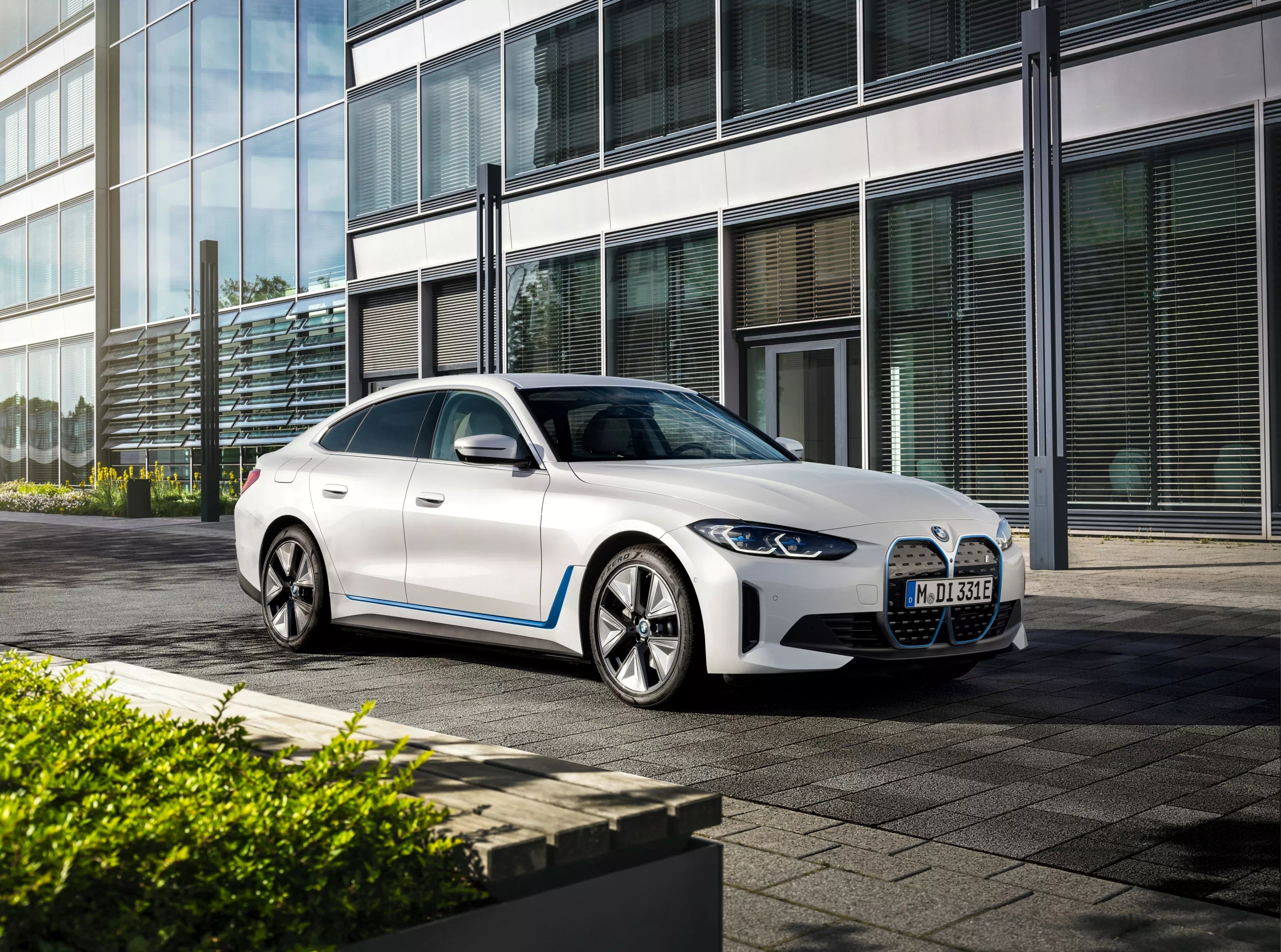 BMW i4 우측 앞모습입니다.