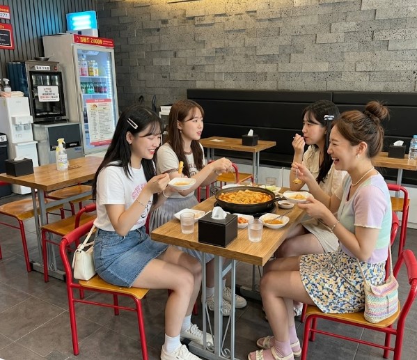 덕성여대 인근 맛집에서 떡볶이를 함께 먹으며 즐거운 시간을 갖는 학생들